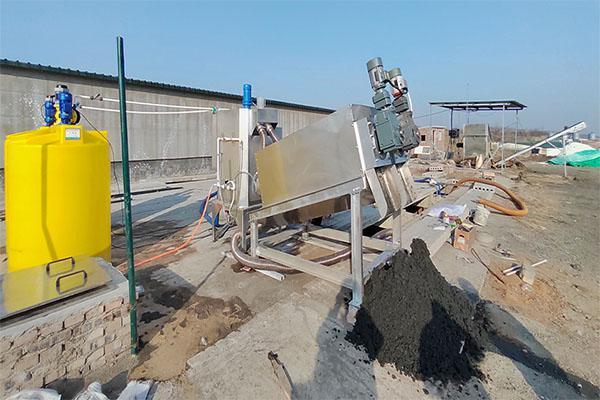 疊螺式污泥脫水機(jī)(圖4) 疊螺式污泥脫水機(jī)(圖4)