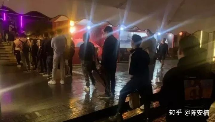 聚眾淫亂,千人約炮:成都M.C浴室群P事件曝光后,守活寡的同妻們哭了(圖1) 聚眾淫亂,千人約炮:成都M.C浴室群P事件曝光后,守活寡的同妻們哭了(圖1)