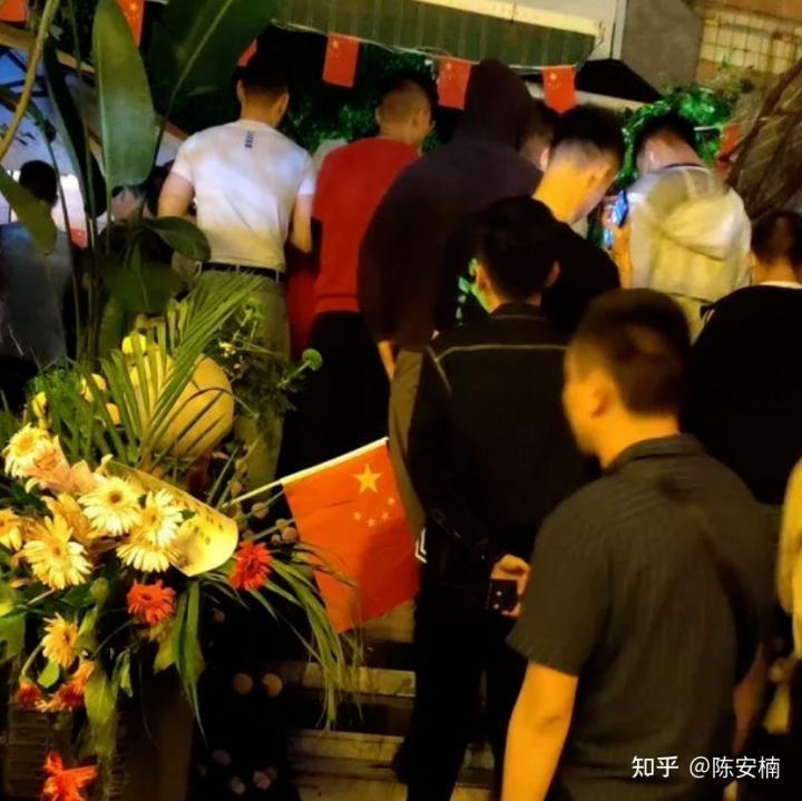 聚眾淫亂,千人約炮:成都M.C浴室群P事件曝光后,守活寡的同妻們哭了(圖4) 聚眾淫亂,千人約炮:成都M.C浴室群P事件曝光后,守活寡的同妻們哭了(圖4)