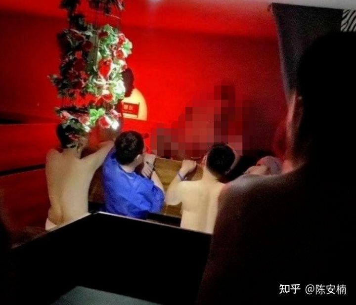 聚眾淫亂,千人約炮:成都M.C浴室群P事件曝光后,守活寡的同妻們哭了(圖11) 聚眾淫亂,千人約炮:成都M.C浴室群P事件曝光后,守活寡的同妻們哭了(圖11)