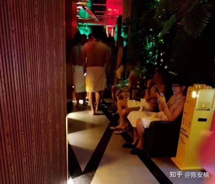 聚眾淫亂,千人約炮:成都M.C浴室群P事件曝光后,守活寡的同妻們哭了(圖14) 聚眾淫亂,千人約炮:成都M.C浴室群P事件曝光后,守活寡的同妻們哭了(圖14)