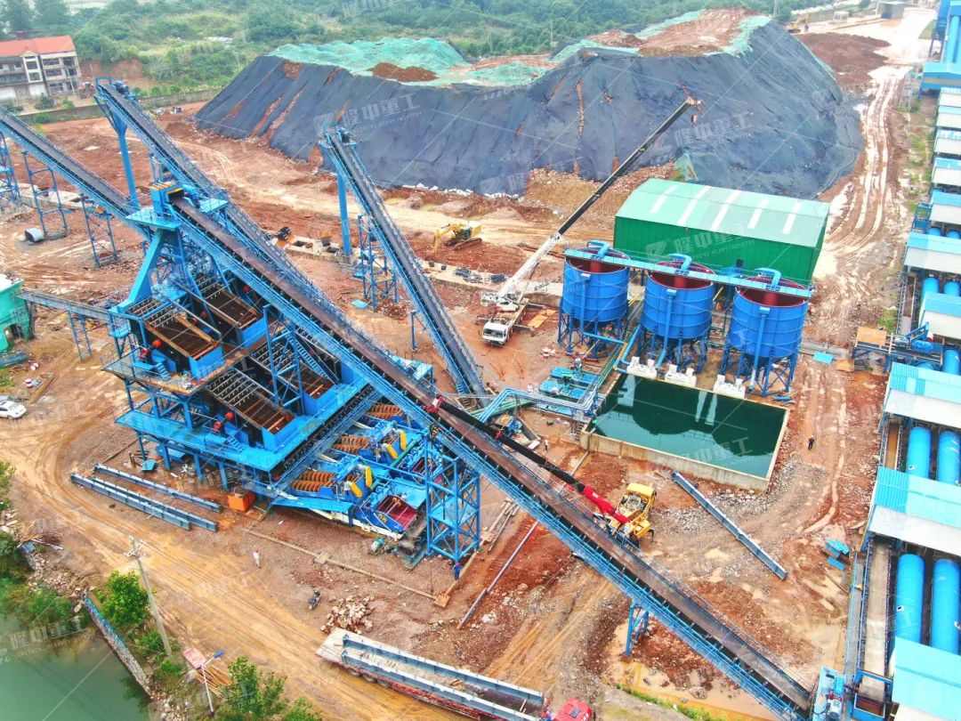 隆中重工EPC承建湖北武穴長(zhǎng)江礦業(yè)公司二期砂石骨料項(xiàng)目投產(chǎn)！（附生產(chǎn)線視頻）(圖1)