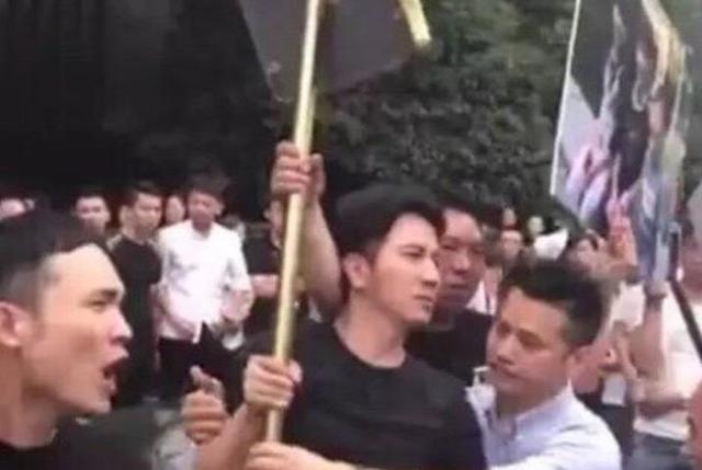 網傳洗剪吹到公司上班視頻，宋祖德出面辟謠，稱仍不能麻痹大意(圖1)
