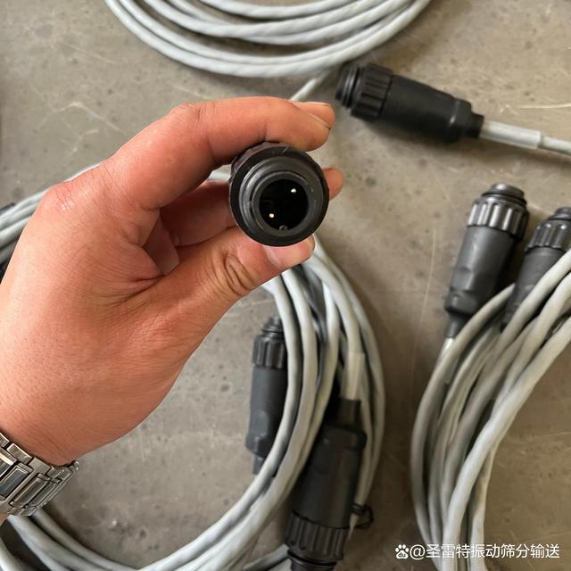 正負(fù)極材料篩分用超聲波控制電源箱你認(rèn)識幾種?(圖3) 正負(fù)極材料篩分用超聲波控制電源箱你認(rèn)識幾種?(圖3)