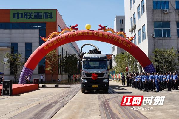 奔山赴海,中聯重科大型礦山成套設備批量發(fā)車(圖2) 奔山赴海,中聯重科大型礦山成套設備批量發(fā)車(圖2)