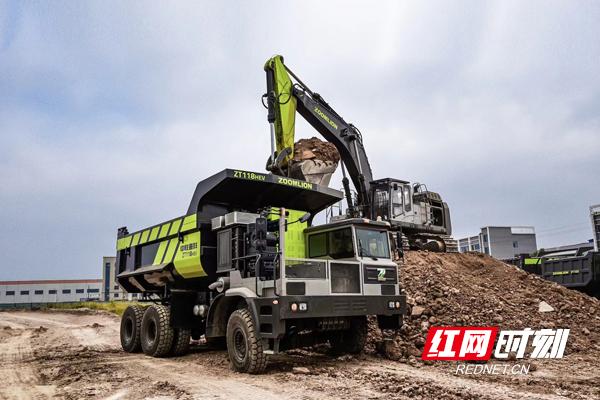 奔山赴海,中聯重科大型礦山成套設備批量發(fā)車(圖3) 奔山赴海,中聯重科大型礦山成套設備批量發(fā)車(圖3)