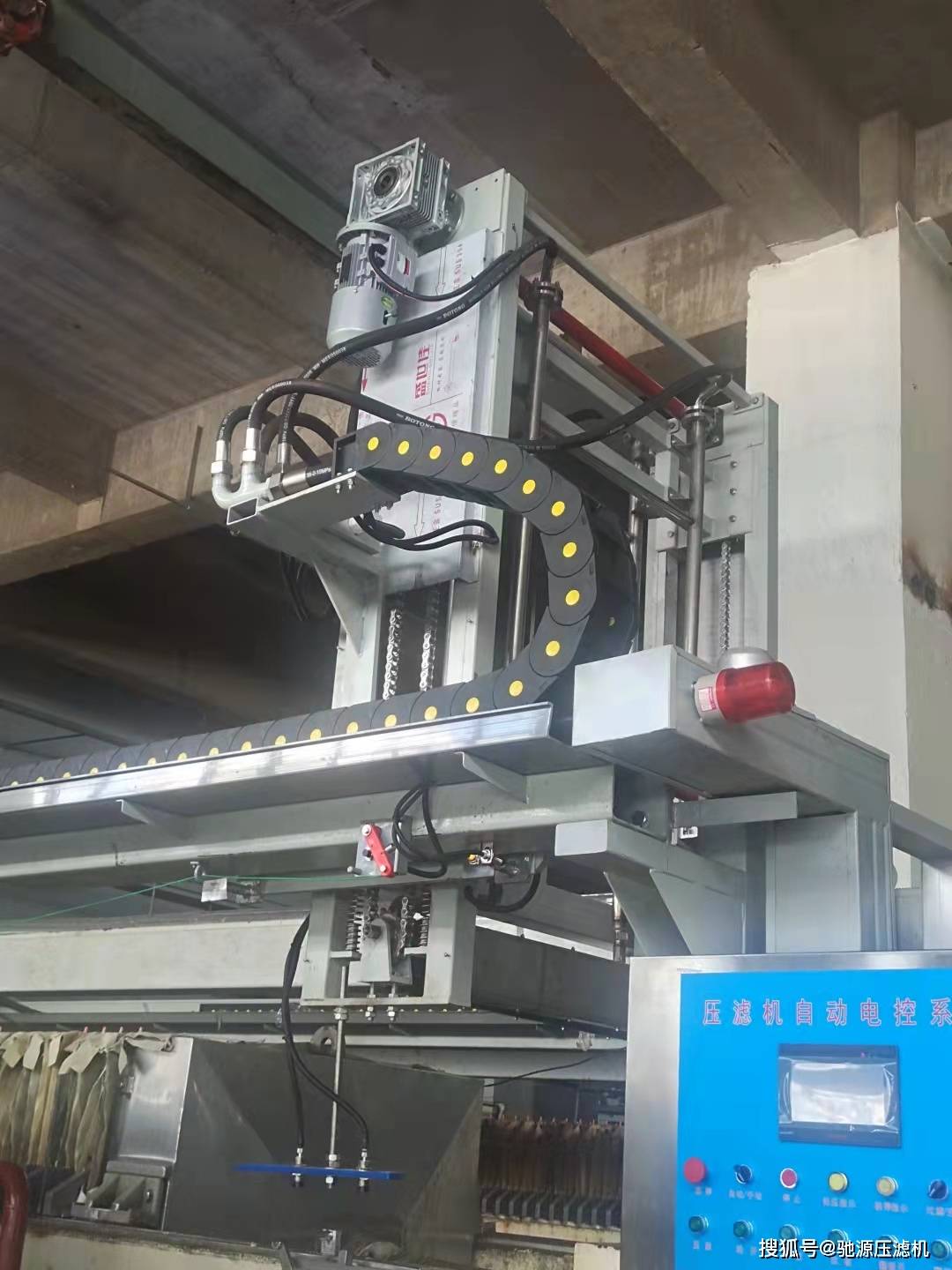壓濾機(jī)洗布車、壓濾機(jī)濾布自動(dòng)清洗裝置的應(yīng)用與說(shuō)明(圖1)