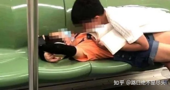 溫州星巴克上演精彩一幕,不雅行為被“現場直播”:別把不要臉,當成性解放!(圖13) 溫州星巴克上演精彩一幕,不雅行為被“現場直播”:別把不要臉,當成性解放!(圖13)