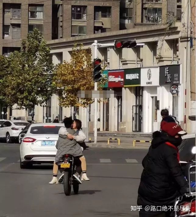 溫州星巴克上演精彩一幕,不雅行為被“現場直播”:別把不要臉,當成性解放!(圖10) 溫州星巴克上演精彩一幕,不雅行為被“現場直播”:別把不要臉,當成性解放!(圖10)
