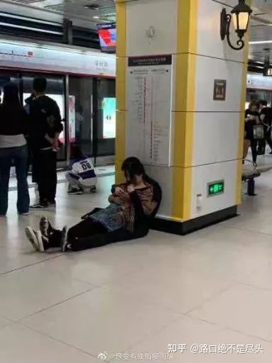 溫州星巴克上演精彩一幕,不雅行為被“現場直播”:別把不要臉,當成性解放!(圖9) 溫州星巴克上演精彩一幕,不雅行為被“現場直播”:別把不要臉,當成性解放!(圖9)