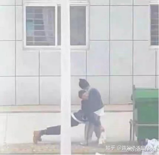 溫州星巴克上演精彩一幕,不雅行為被“現場直播”:別把不要臉,當成性解放!(圖8) 溫州星巴克上演精彩一幕,不雅行為被“現場直播”:別把不要臉,當成性解放!(圖8)