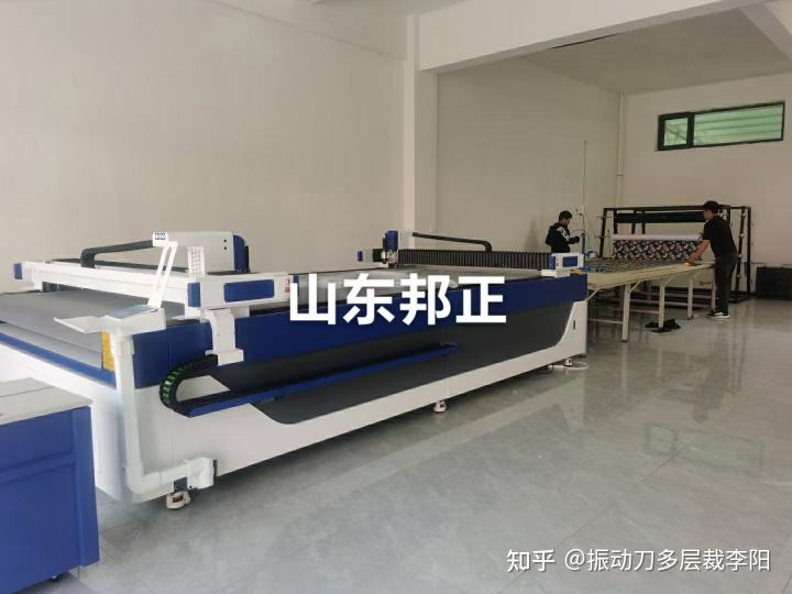 山東邦正機械設備,主營振動刀切割機、布料皮革下料機、全自動切割機、墊片切割機、軟玻璃切割機、沙發切割機、PVP材料切割機以及服裝、布料多層裁切割機(多層裁剪機)(圖6) 山東邦正機械設備,主營振動刀切割機、布料皮革下料機、全自動切割機、墊片切割機、軟玻璃切割機、沙發切割機、PVP材料切割機以及服裝、布料多層裁切割機(多層裁剪機)(圖6)