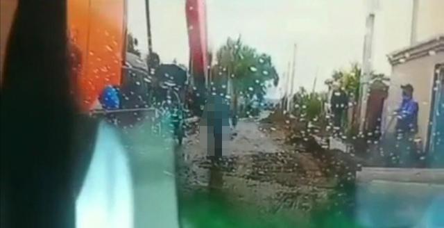 吉林男子用挖掘機挖斗將修路工地的工頭拍死，連拍8下，慘不忍睹(圖2)