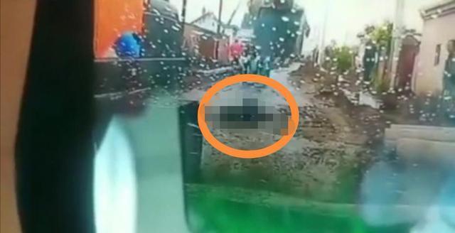 吉林男子用挖掘機挖斗將修路工地的工頭拍死，連拍8下，慘不忍睹(圖5)