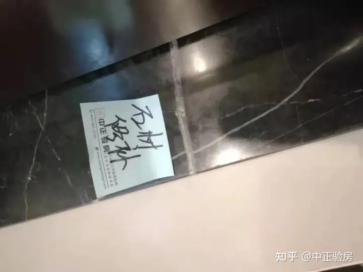 昆明驗房案例:官渡區某樓盤?精裝房頂面砂眼、柜門損壞、門扇閉合不嚴...(圖7) 昆明驗房案例:官渡區某樓盤?精裝房頂面砂眼、柜門損壞、門扇閉合不嚴...(圖7)