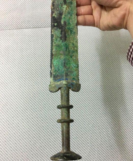 小伙工地篩沙子發(fā)現(xiàn)戰(zhàn)國(guó)青銅劍，出價(jià)20萬(wàn)沒賣，決定無(wú)償上交國(guó)家(圖9)