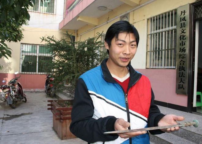 小伙工地篩沙子發(fā)現(xiàn)戰(zhàn)國(guó)青銅劍，出價(jià)20萬(wàn)沒賣，決定無(wú)償上交國(guó)家(圖8)