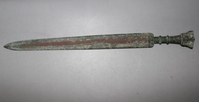 小伙工地篩沙子發(fā)現(xiàn)戰(zhàn)國(guó)青銅劍，出價(jià)20萬(wàn)沒賣，決定無(wú)償上交國(guó)家(圖7)
