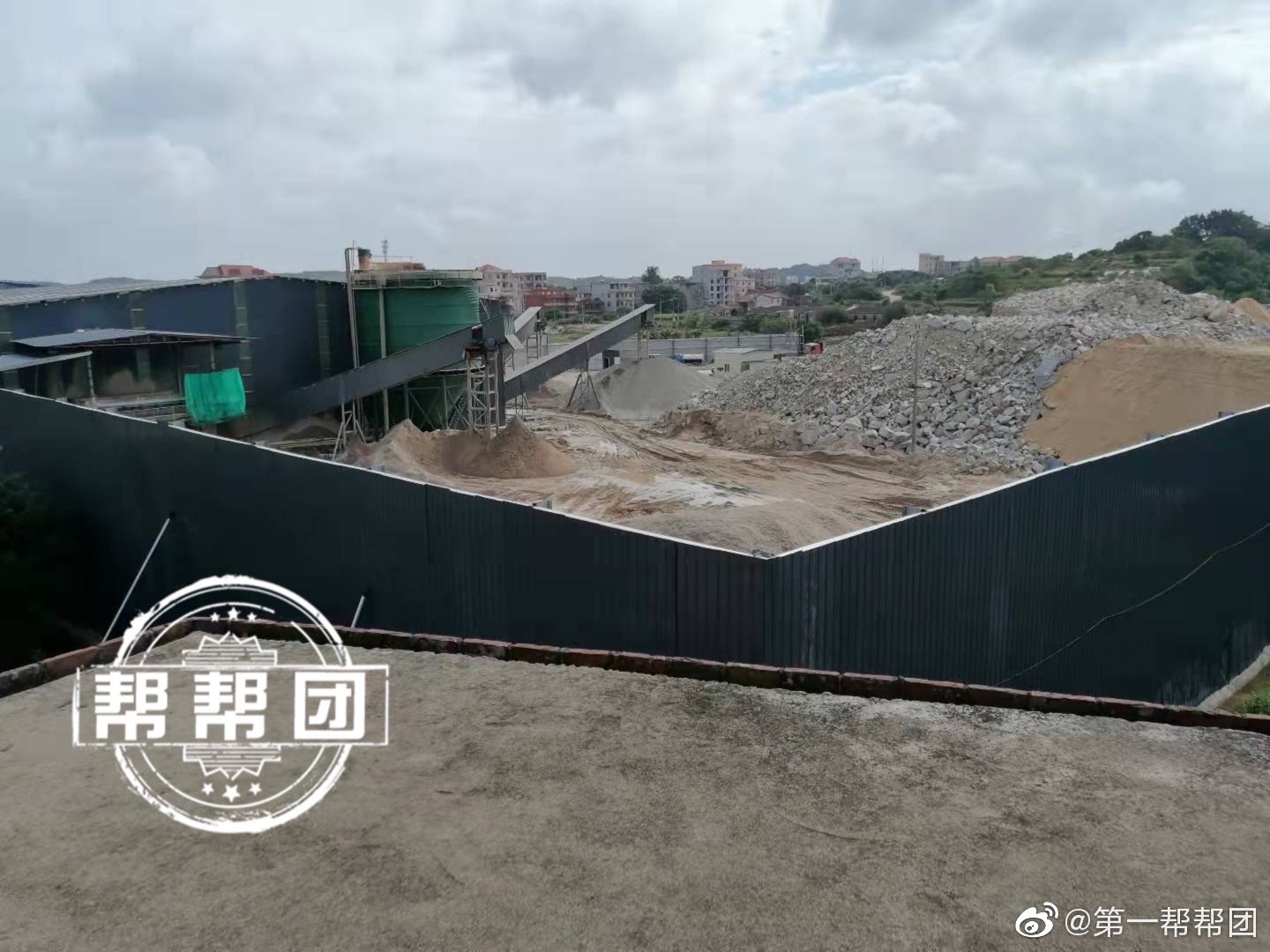 石子加工廠噪音擾民又污染環(huán)境，環(huán)境部門現(xiàn)場叫停！(圖2)