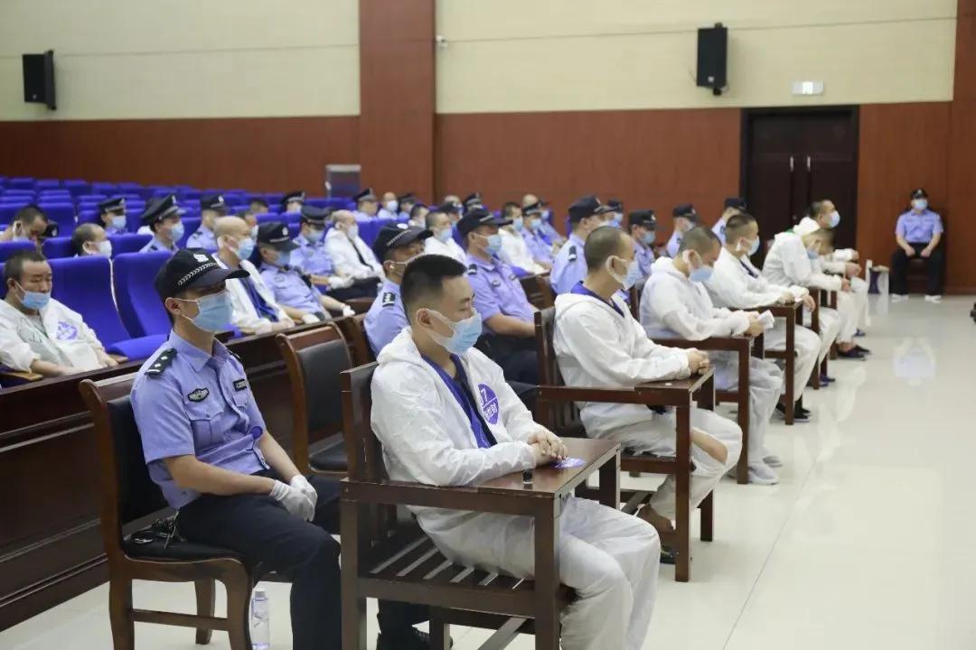 誰都不敢招惹的“砂霸”，栽了！｜今晚九點半(圖5)