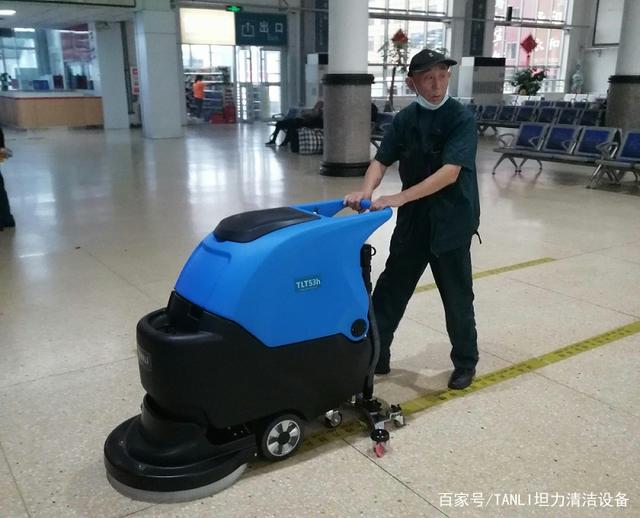 輪胎廠的保潔清洗機器手推式洗地機的維護保養(圖1)