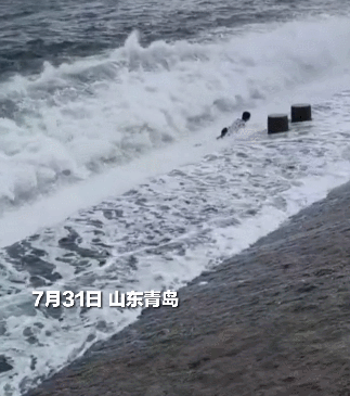 痛心！青島海邊倆小伙被海浪卷走！一人遺體已被找到……(圖1)