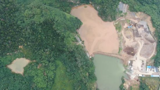 江蘇鎮(zhèn)江一非法洗砂場竟將污水抽到山頂直排入附近水塘(圖3)