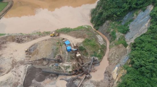 江蘇鎮(zhèn)江一非法洗砂場竟將污水抽到山頂直排入附近水塘(圖2)