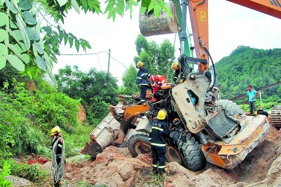 洗砂車(chē)翻落溝中司機(jī)被困駕駛室(圖)(圖1)