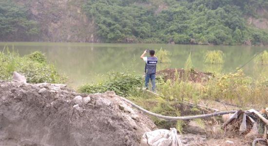 江蘇鎮(zhèn)江一非法洗砂場將污水抽到山頂直排入附近水塘(圖5) 江蘇鎮(zhèn)江一非法洗砂場將污水抽到山頂直排入附近水塘(圖5)