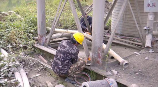 江蘇鎮(zhèn)江一非法洗砂場將污水抽到山頂直排入附近水塘(圖6) 江蘇鎮(zhèn)江一非法洗砂場將污水抽到山頂直排入附近水塘(圖6)