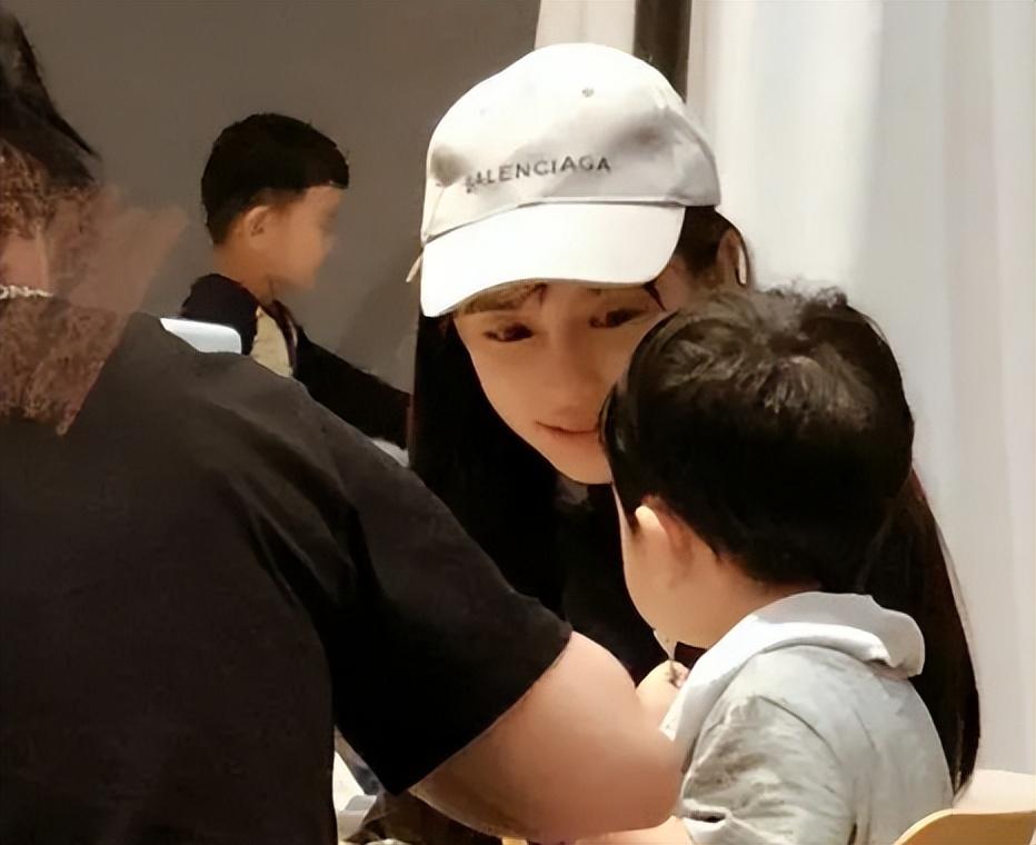 Angelababy帶小海綿玩夾娃娃機，無精打采，通宵沒有休息(圖9)