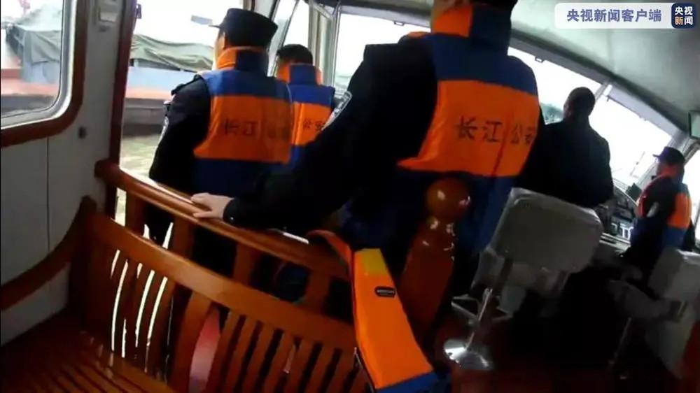 盜采江砂14.5萬噸,價值超1000萬!江蘇一盜采江砂團(tuán)伙95人被抓(圖1) 盜采江砂14.5萬噸,價值超1000萬!江蘇一盜采江砂團(tuán)伙95人被抓(圖1)