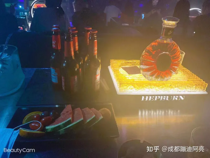 請問第一次去酒吧蹦迪的流程?還有散臺卡座之類的是什么意思?(圖8) 請問第一次去酒吧蹦迪的流程?還有散臺卡座之類的是什么意思?(圖8)