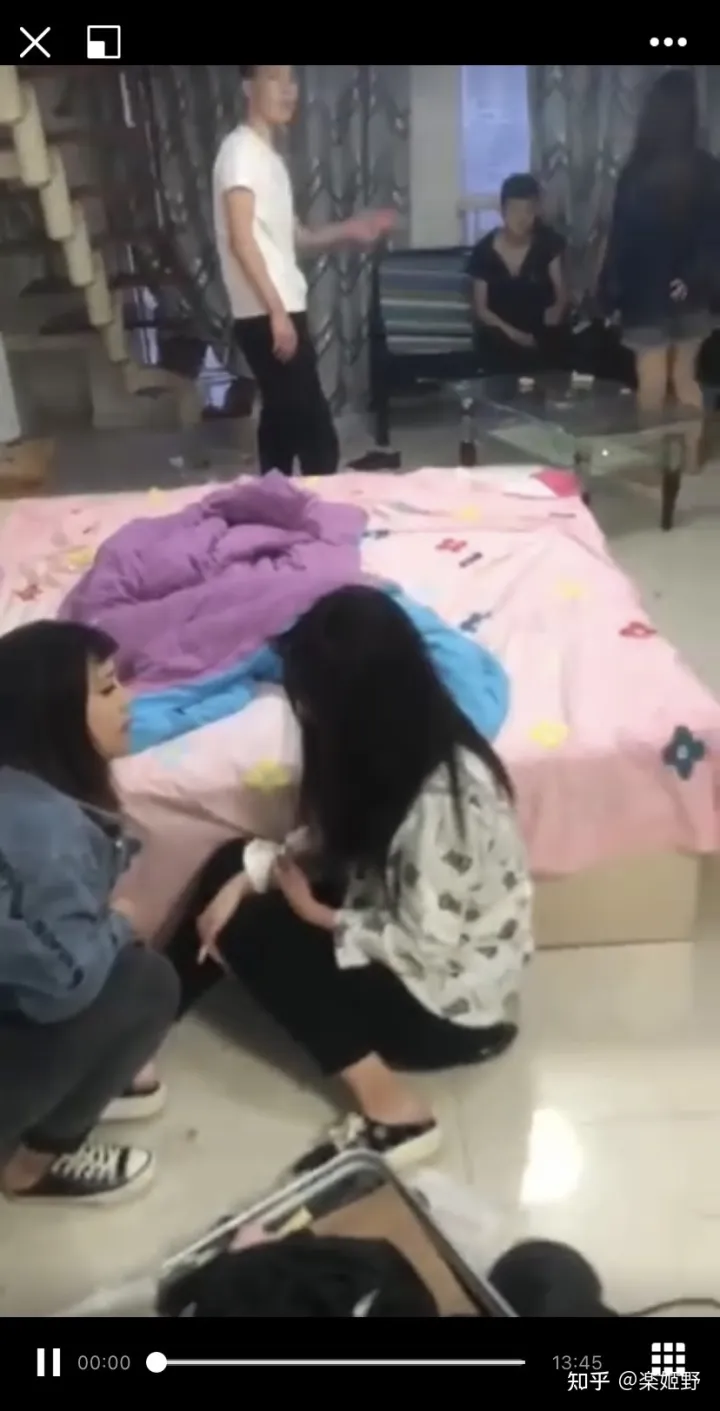 沈陽14歲女生遭多人毆打并強迫發生關系視頻流出(圖5) 沈陽14歲女生遭多人毆打并強迫發生關系視頻流出(圖5)