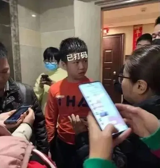 沈陽14歲少女下體被塞水瓶,全裸強暴視頻被傳上網:現在的孩子們怎么了?(圖10) 沈陽14歲少女下體被塞水瓶,全裸強暴視頻被傳上網:現在的孩子們怎么了?(圖10)
