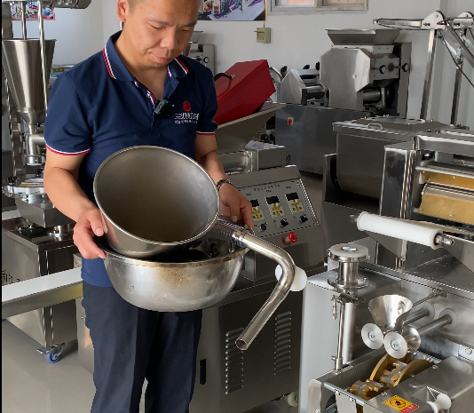 仿手工餃子機(jī)怎么清洗？劉二手把手教你(圖4)