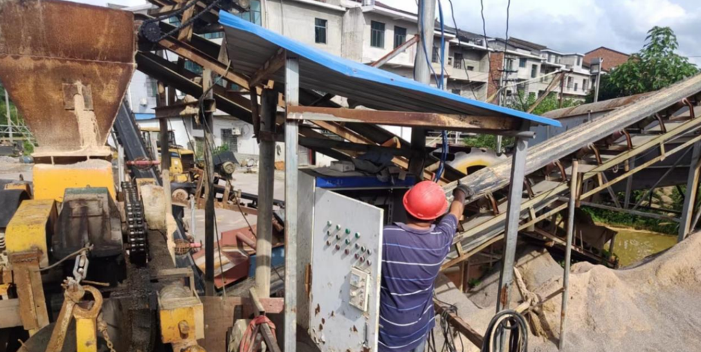 【利劍行動】雙峰重拳出擊拆除兩處非法洗砂場(圖1)
