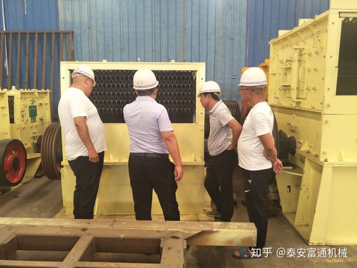 制砂生產線的主要生產設備(圖1) 制砂生產線的主要生產設備(圖1)