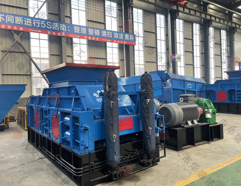 移動式巖石破碎機_建筑垃圾處理設(shè)備_高產(chǎn)耐磨對輥破碎機(圖1)