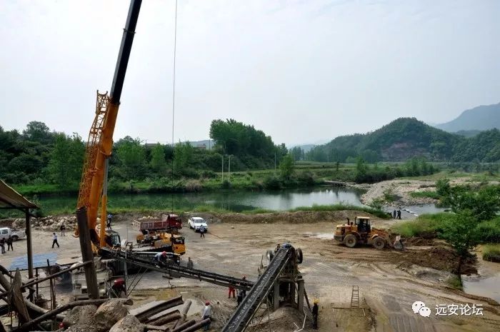 占用河道，理應強制拆除(圖2)