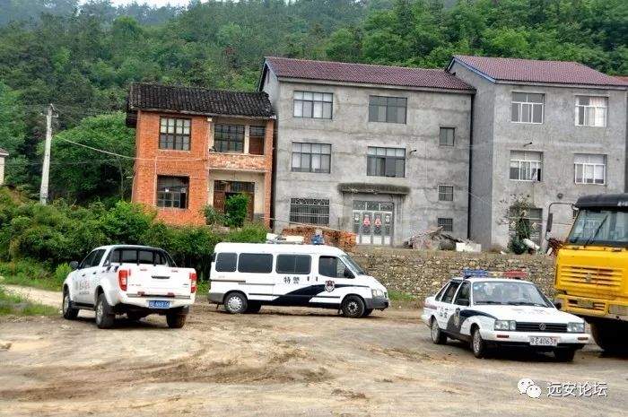 占用河道，理應強制拆除(圖4)